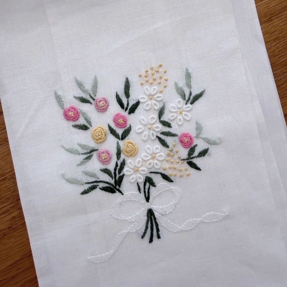 SET OF TWO HAND TOWELS